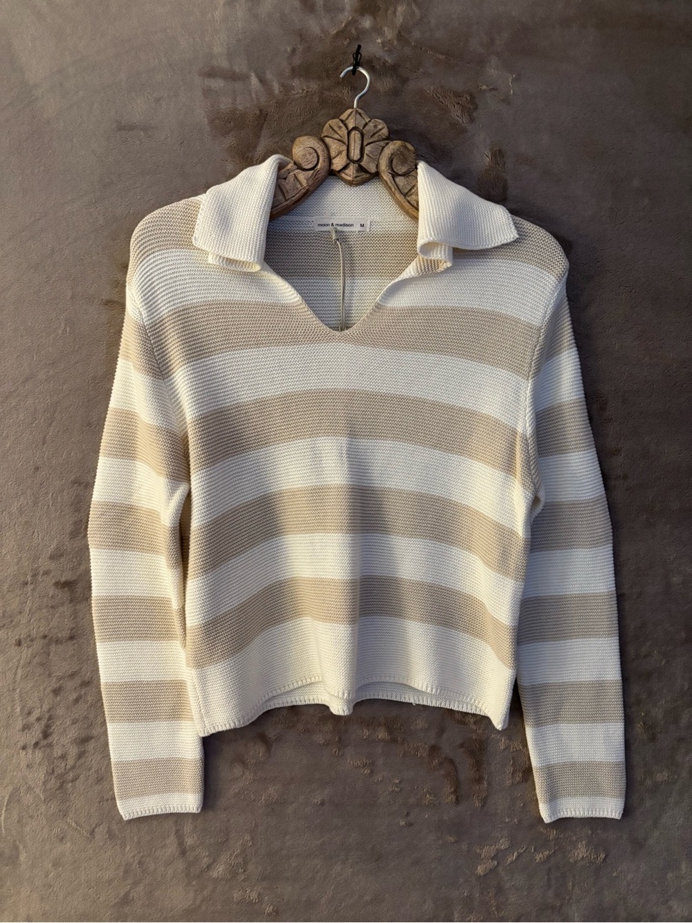 moon & madison Women’s Striped V-Notch Collar Sweater in Cream and Tan Size M